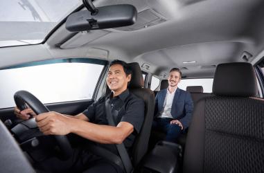 Mengapa Rental Mobil dengan Driver Lebih Praktis Dibanding Mengemudi Sendiri?